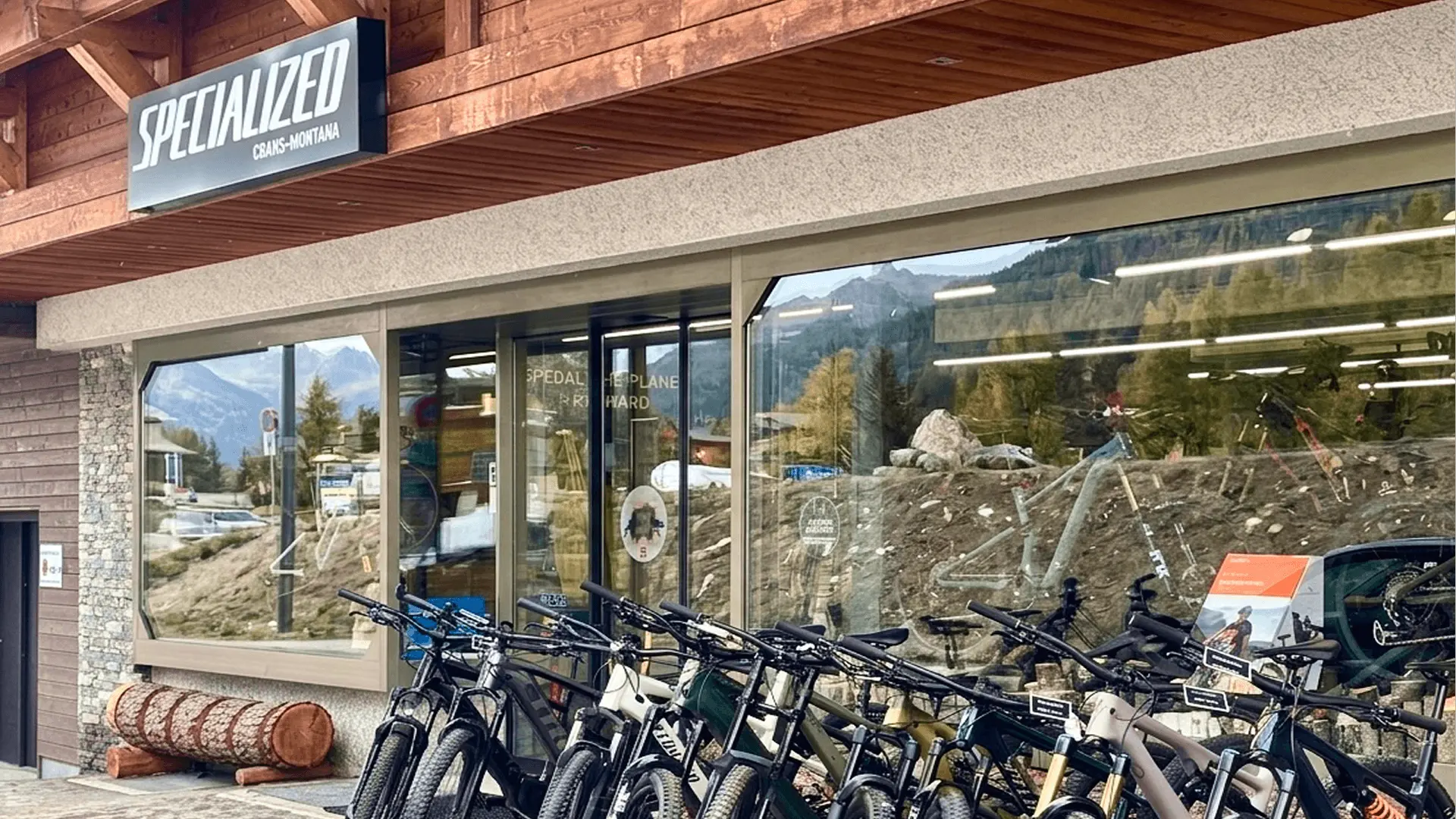 Schaufenster des Specialized Shops in Crans-Montana